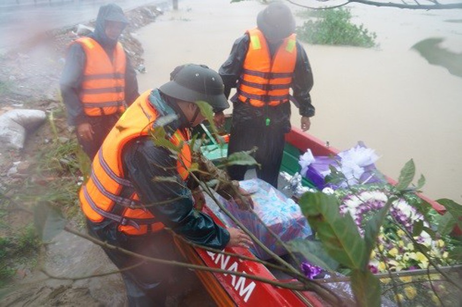 Rưng rưng những câu chuyện thấm đẫm tình người trong lũ dữ