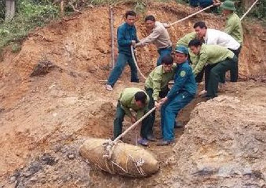 Đào móng nhà, phát hiện quả bom 300kg