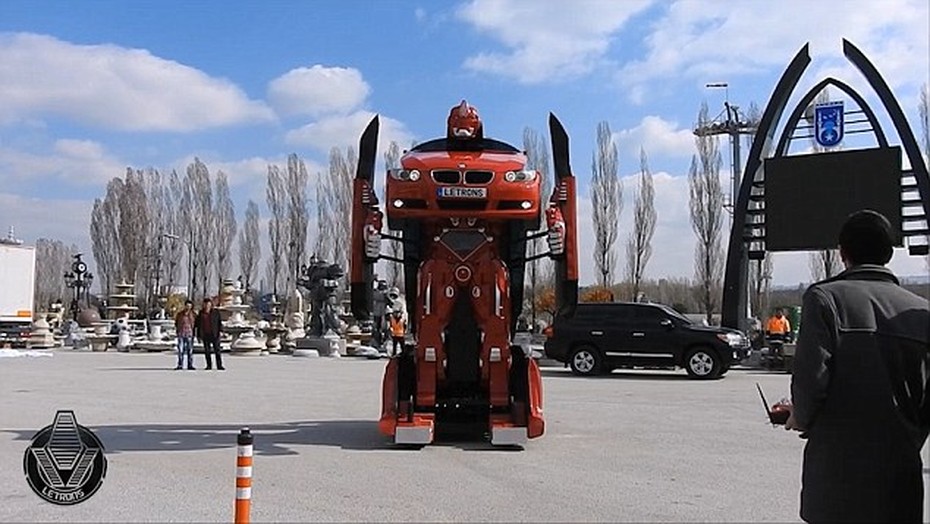 BMW 'biến hình' thành robot Transformer trong tích tắc