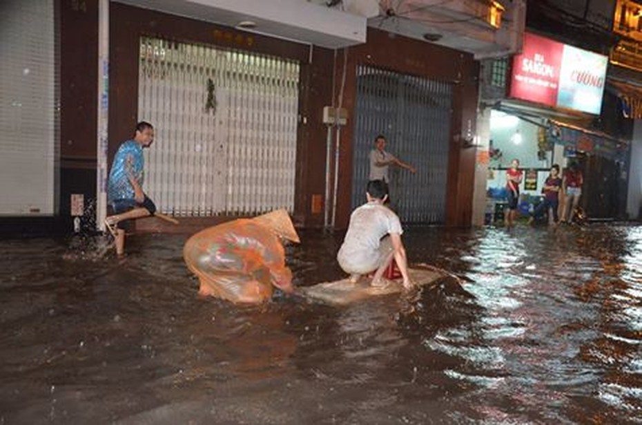 TP. HCM: Cận cảnh ngôi nhà bị nước ngập ngang đầu gối