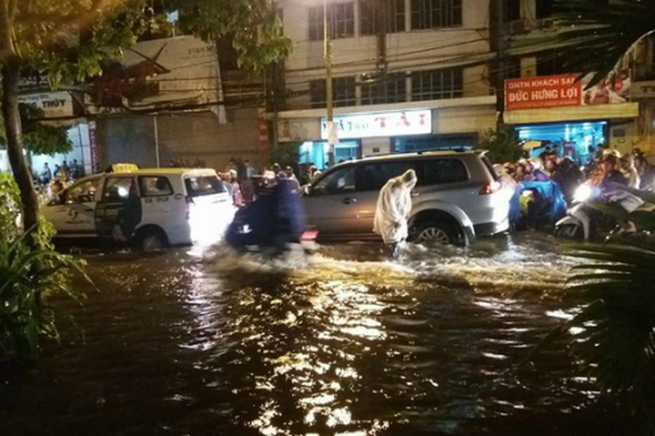 Nước chảy xiết như lũ cuốn khiến giao thông tê liệt trên phố Sài Gòn