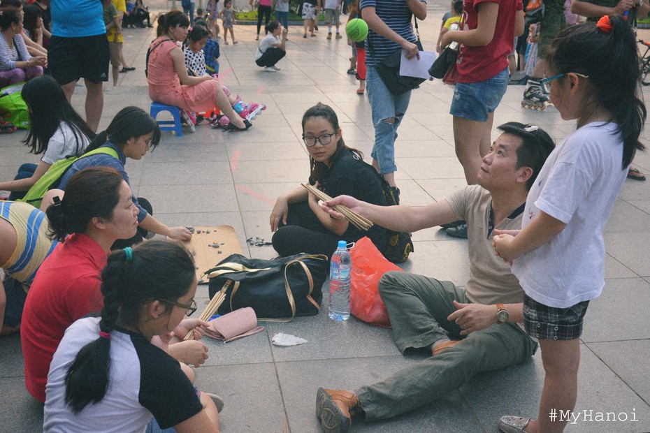 My Hanoi: Nhóm bạn trẻ giữ lửa văn hóa qua các trò chơi dân gian