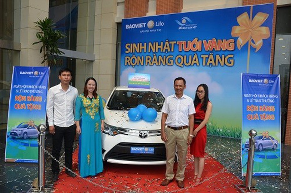 Khách hàng tham gia bảo hiểm nhân thọ trúng xe ô tô Toyota Vios