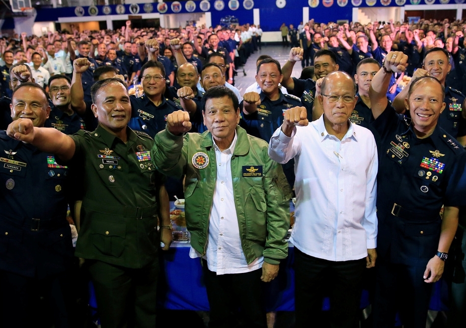 Ngoại giao khéo léo cân bằng Đông-Tây của Duterte