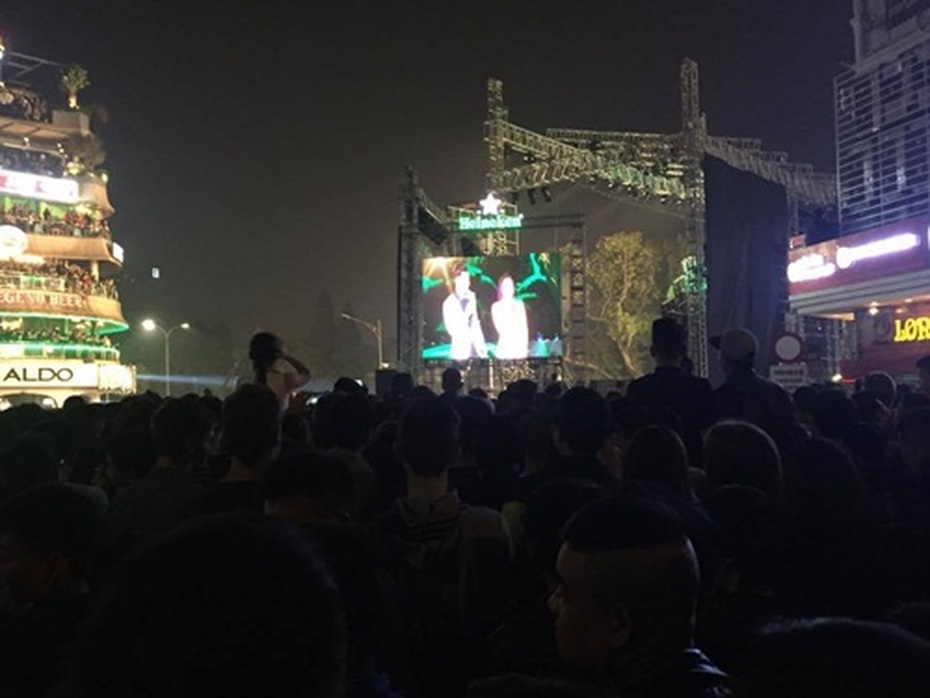 Clip: Sau khoảnh khắc đón năm mới 2017 là 'biển' rác ở phố đi bộ