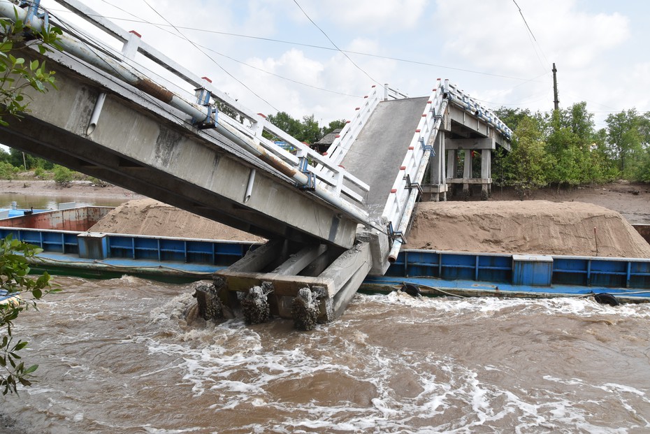 Sập cầu ở Cà Mau, 4 người thương nặng