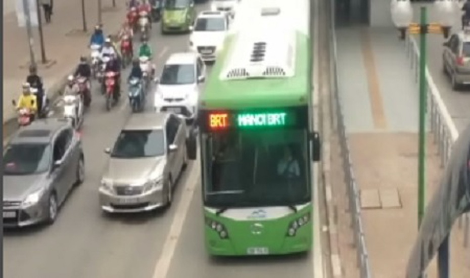 Clip: Hành khách nói gì khi lần đầu trải nghiệm đi bus nhanh BRT?