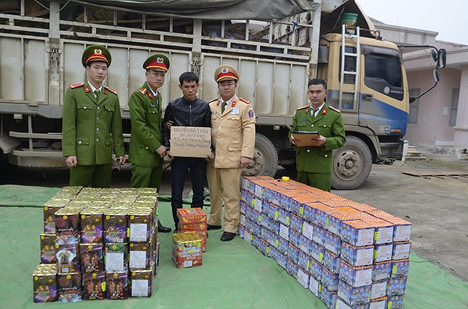 Phát hiện nửa tấn pháo trong… thùng xăng, lốp xe ngày đầu năm