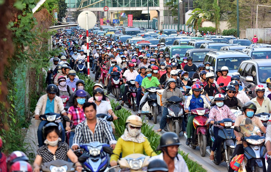 TP.HCM: Kẹt xe nghiêm trọng, người dân ‘vật vã’ về quê, mua sắm Tết