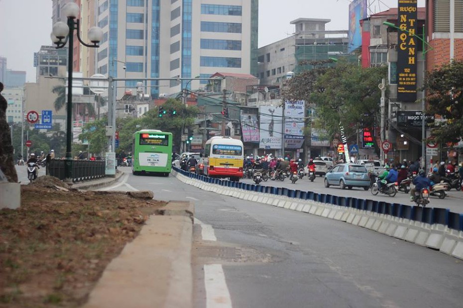 Giao thông ra sao khi lắp dải phân cách cứng phục vụ buýt nhanh?