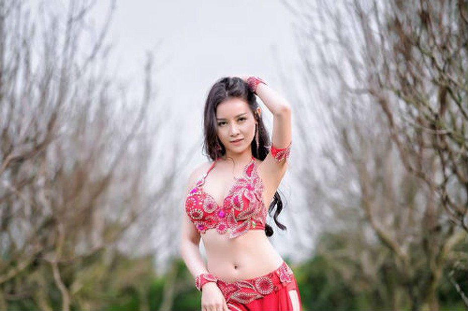 Hotgirl 'múa lửa' nhớ về những cái tết thức đêm làm kẹo chè