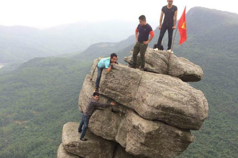 Sửng sốt cảnh thanh niên leo núi đá chồng chênh vênh ở Quảng Ninh