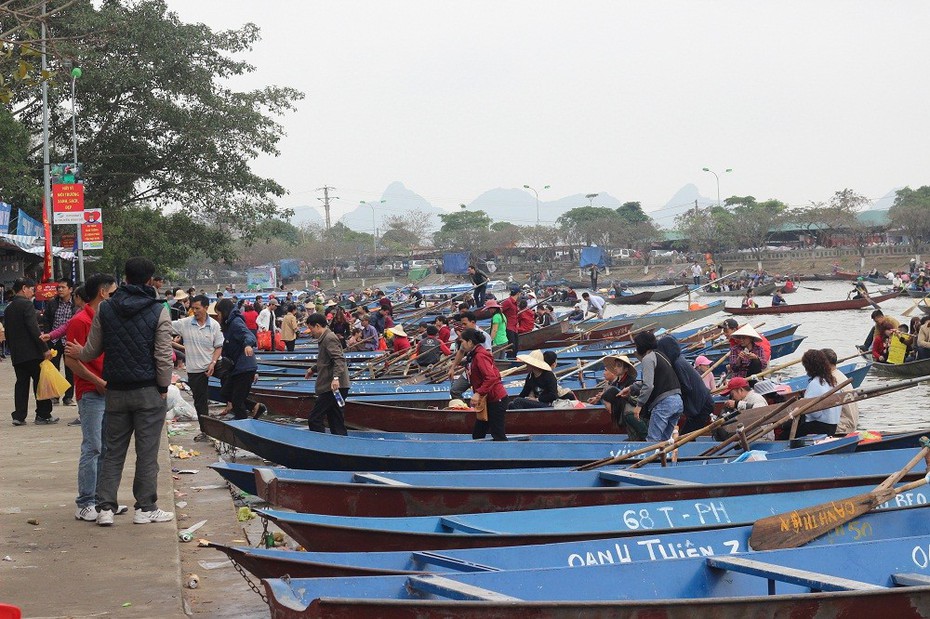 Trước giờ khai hội chùa Hương, vẫn còn 'cò đò', gửi xe 'chặt chém'