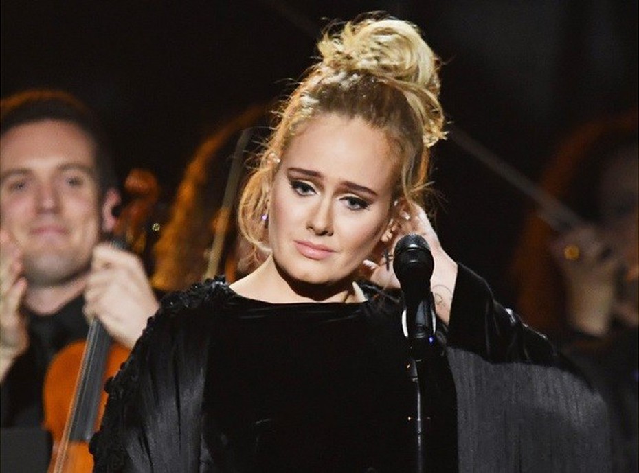 Clip: Khoảnh khắc Adele mất bình tĩnh, hát sai lời tại Grammy 2017