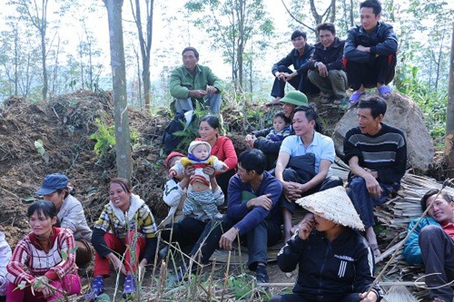 Dân bế con, kéo nhau lên núi phản đối dự án xây dựng nhà máy rác