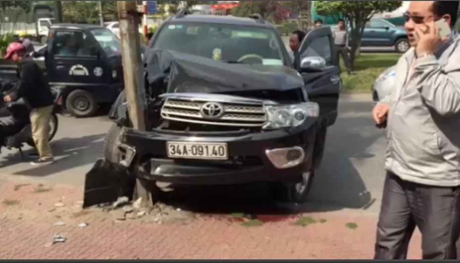 Hải Dương: Fortuner mất lái, đâm trúng cột đèn cao áp bên đường