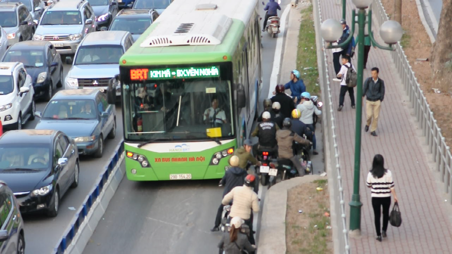 Clip: Xe máy vẫn ngược chiều trên làn đường dành cho buýt nhanh BRT