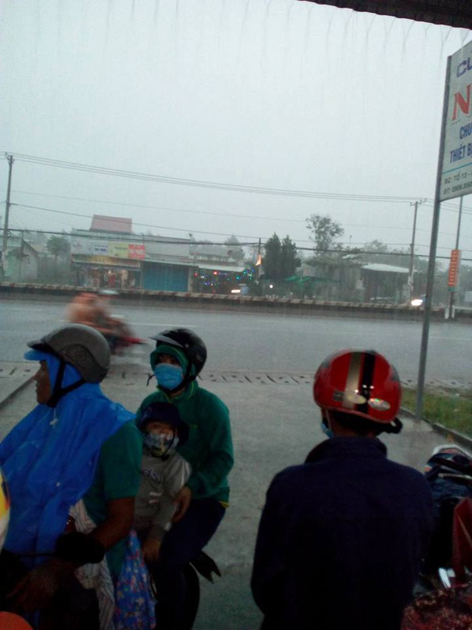 Đầu năm Sài Gòn mưa giông cực lớn, bất thường, dân khổ sở chống đỡ