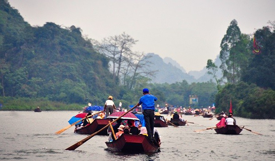 Clip: Hàng ngàn người trẩy hội Chùa Hương ngay trong đêm
