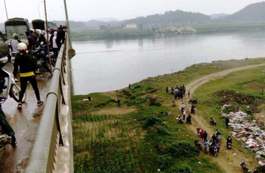 Thông tin mới vụ cả gia đình bị ô tô húc bay trên cầu xuống sông