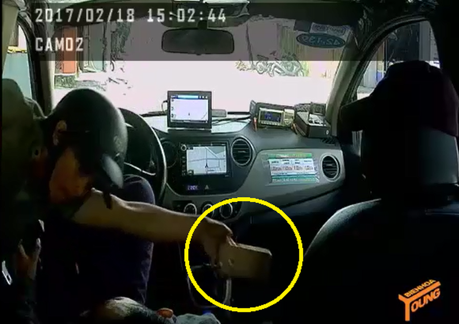 Clip: Nằm ngủ trong xe, tài xế taxi bị trộm 'khoắng' mất điện thoại