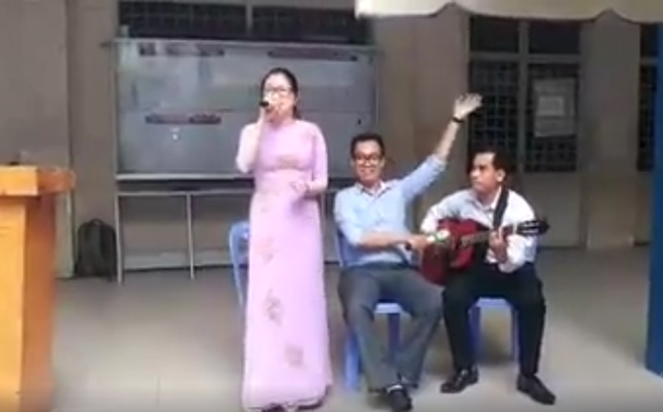 Clip: Cô giáo cấp 2 cover hit 'Lạc trôi' của Sơn Tùng M-TP cực chất