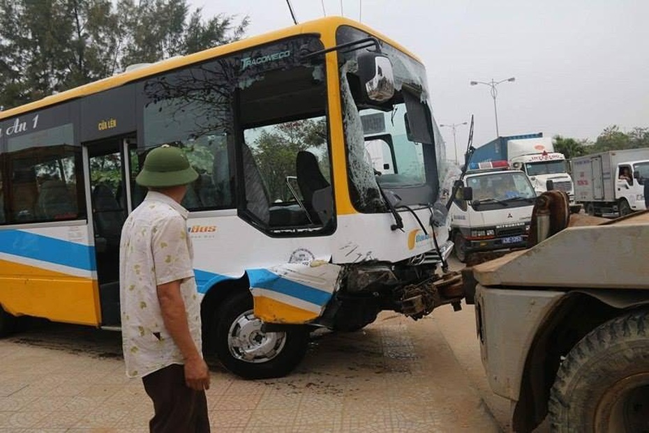 Bị xe tải tông đuôi trên cầu, xe buýt 'tắm kênh'