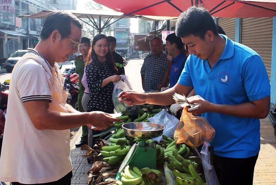 Thanh niên Đồng Nai 'cứu chuối' cho nông dân sau bao ngày ế ẩm