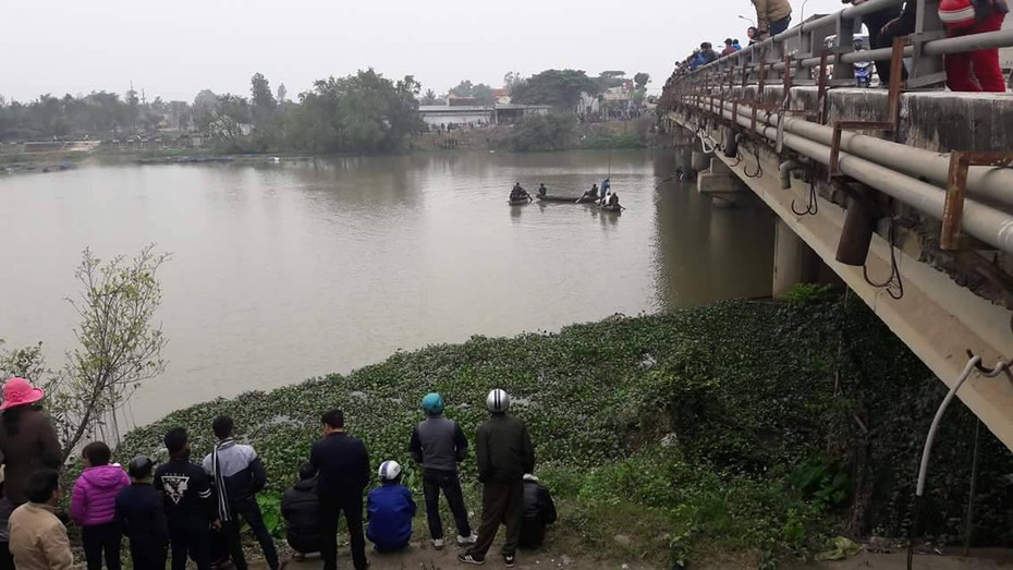 Tìm kiếm học sinh nhảy cầu tự vẫn trên sông Nghèn