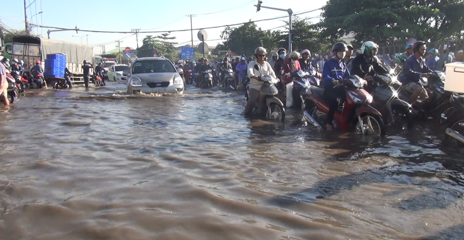 TP.HCM: Nước ngập cửa ngõ phía Tây giữa mùa nắng, giao thông tê liệt