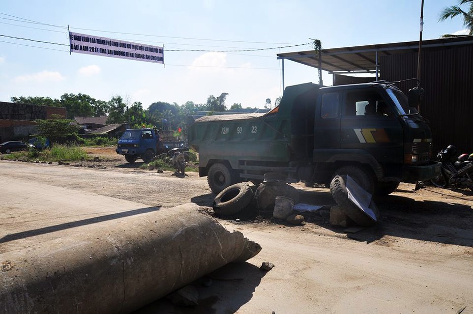 Đồng Nai: Dân lập rào chặn xe ben ra vào mỏ đá