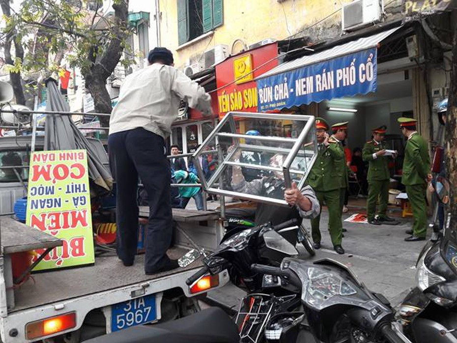 Hà Nội đòi lại vỉa hè: Ô tô bị cẩu, chủ quán bún bị phạt vì xả rác