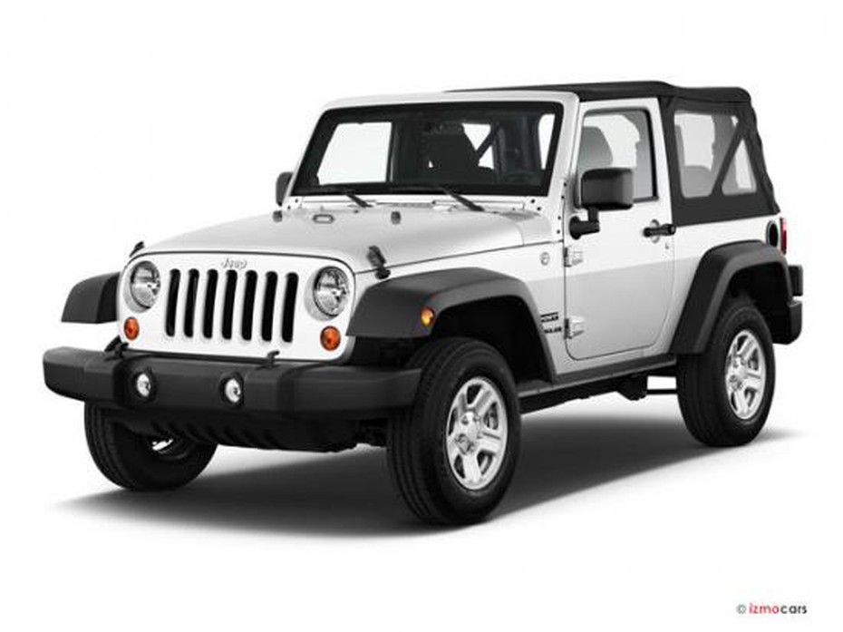 Khai quật chiếc xe Jeep sau 40 chôn vùi trong cát