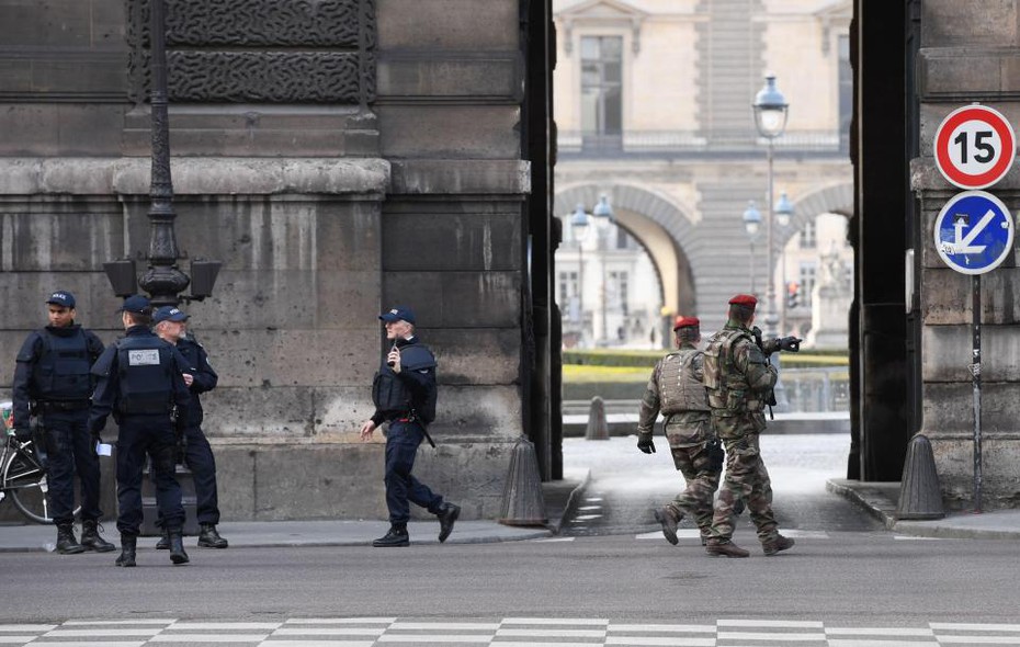 Lính Pháp buộc nổ súng vì kẻ cố lao vào bảo tàng Louvre Paris