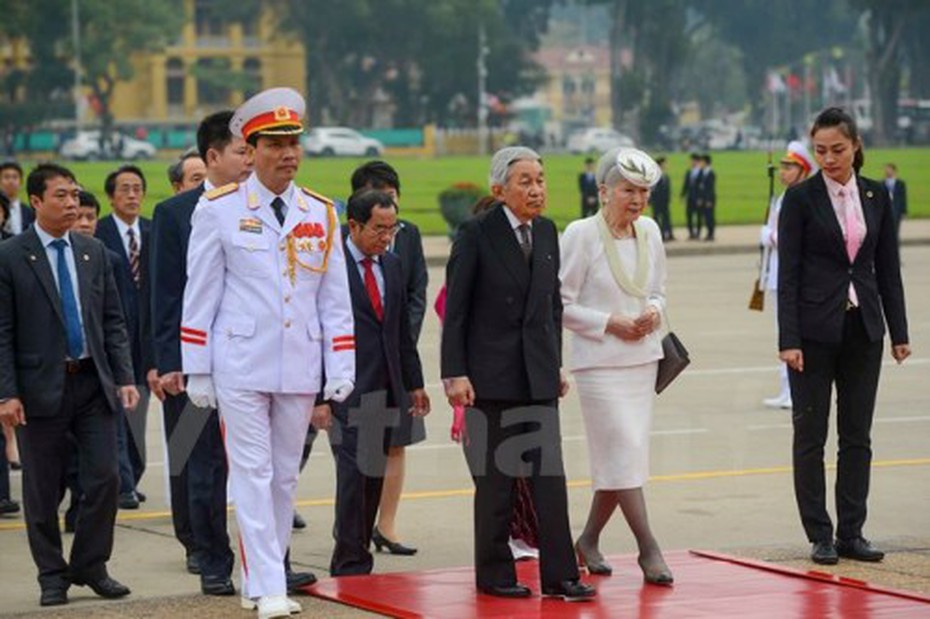 Nhật hoàng Akihito cùng Hoàng hậu viếng Lăng Chủ tịch Hồ Chí Minh