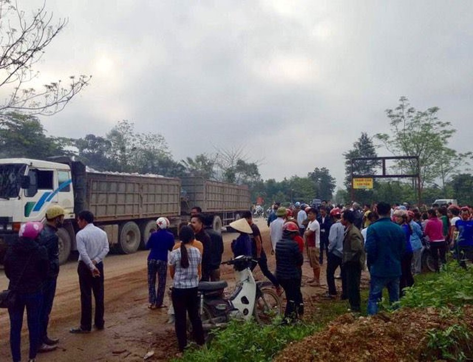 Va chạm với xe đầu kéo, chồng nguy kịch, 3 mẹ con tử vong