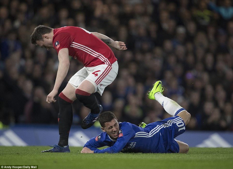 Hazard ngã đẹp, Kante biến MU thành cựu vương FA Cup