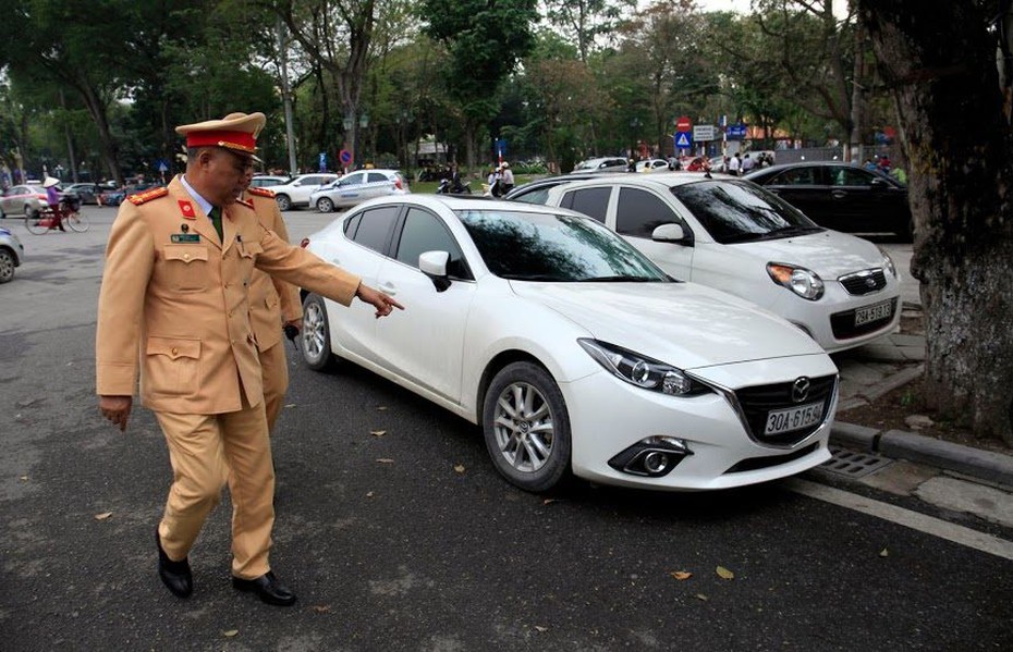 Hà Nội: 4 ngày ‘dẹp loạn’ vỉa hè gần 7.000 lái xe bị phạt
