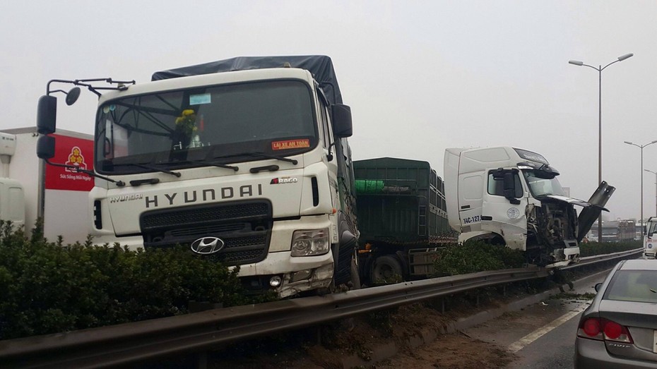 Tai nạn giao thông: 3 xe tải mất lái dưới chân cầu Thanh Trì