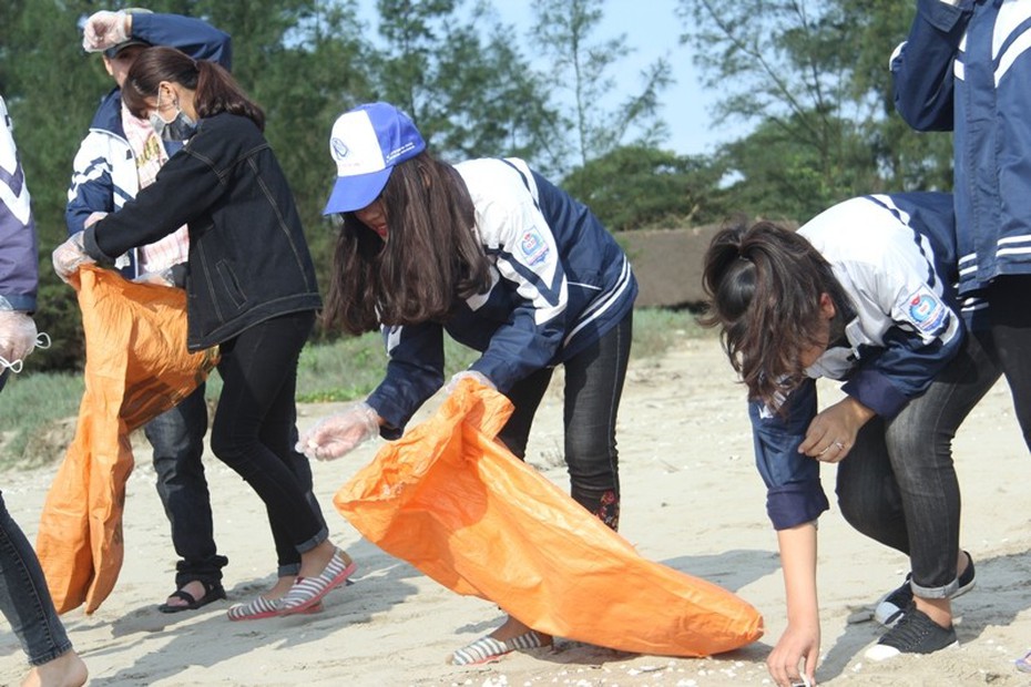 Hàng nghìn đoàn viên vệ sinh biển Xuân Thành sau sự cố môi trường