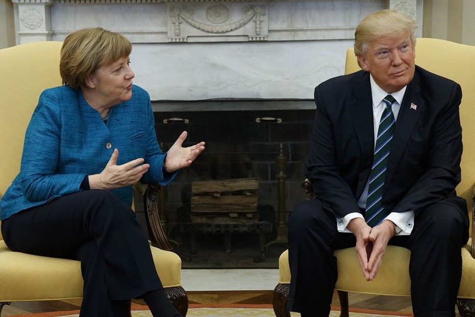 Lý do TT Donald Trump không bắt tay bà Merkel trong cuộc gặp đầu