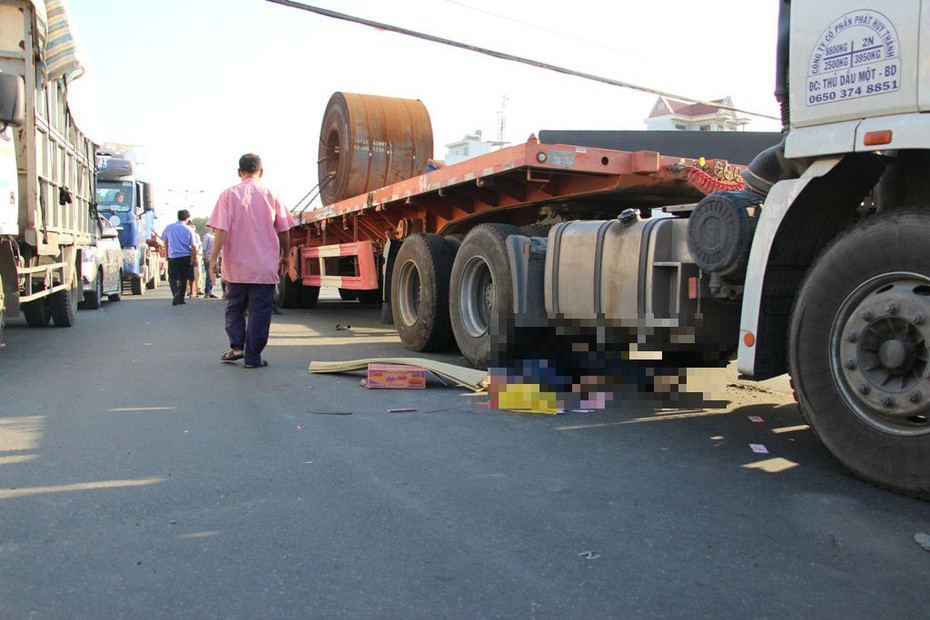 Cẩu xe container, đưa thi thể nạn nhân ra ngoài