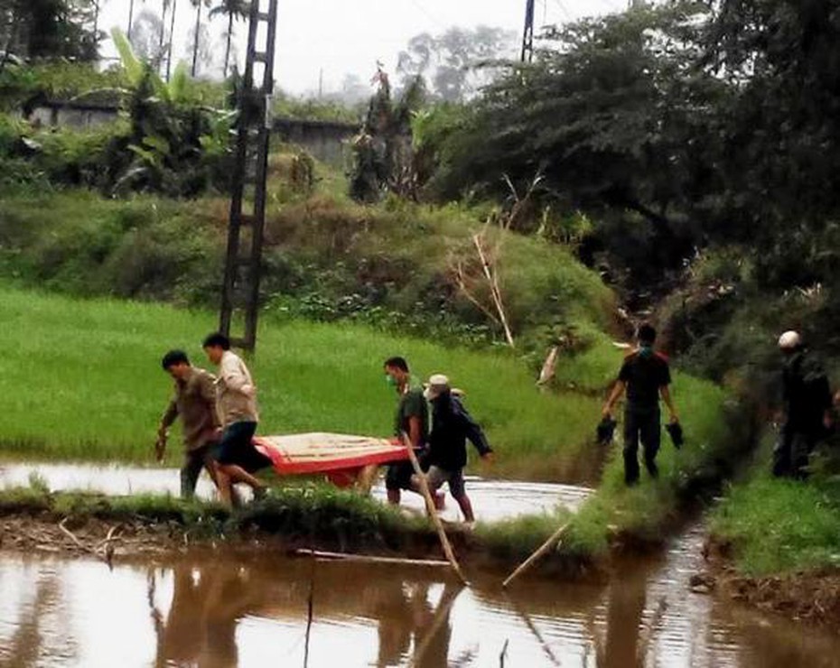 Đi câu cá, phát hiện thi thể nam thanh niên nổi trên mương nước