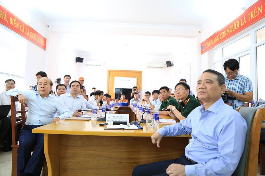 Dùng thiết bị rà quét đáy biển tìm 9 thuyền viên mất tích