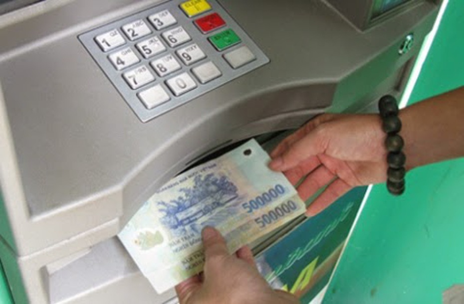 Thấy gì qua vụ việc hi hữu rút tiền nhả giấy tại máy ATM?