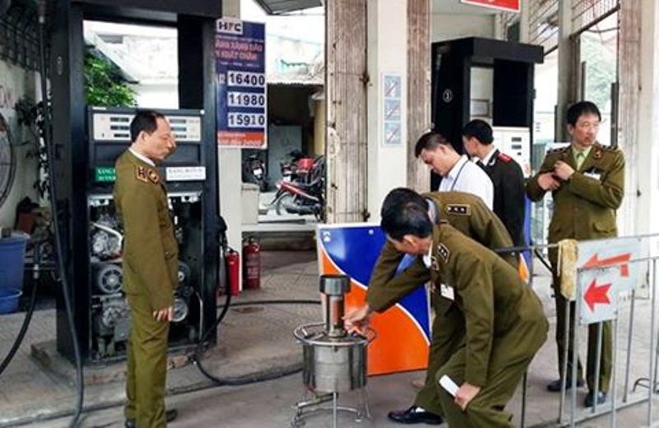 Đồng loạt dán tem đồng hồ cây xăng, chống gian lận tại Bình Dương