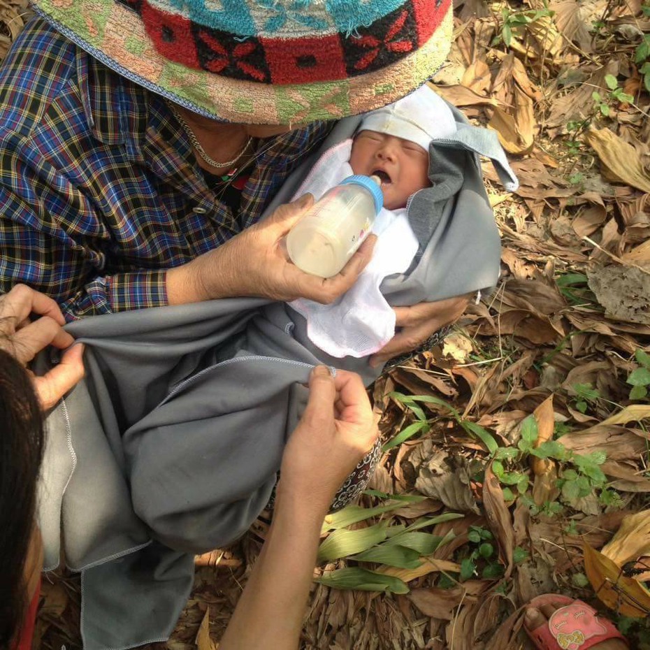 Bé trai hơn 1 tuần tuổi bị bỏ rơi ở gốc tre với tấm tã mỏng