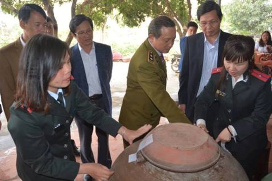 Niêm phong 200 lít rượu không nhãn mác tại nhà hàng ở Hà Nội