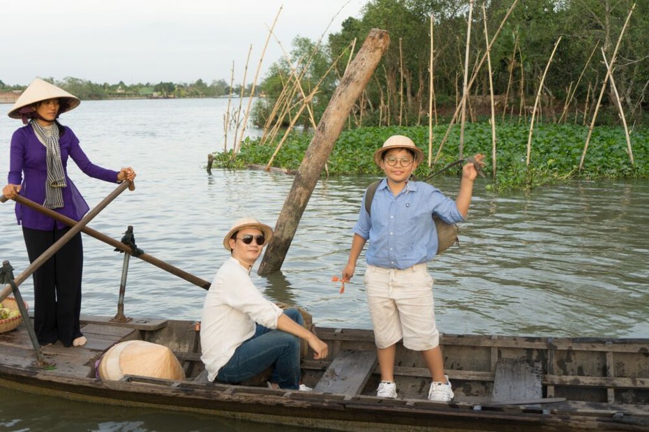 Bố con Hoàng Bách hào hứng chèo thuyền khi quay MV mới