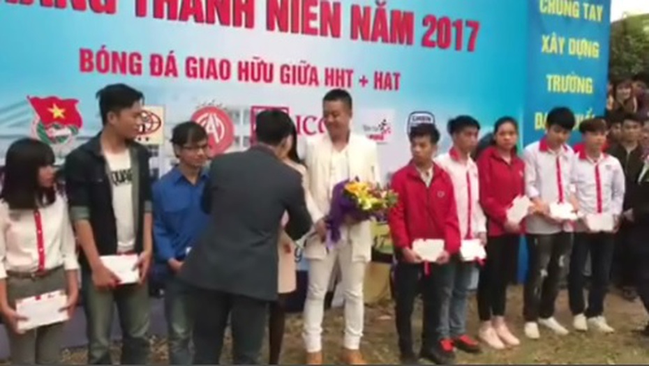 Clip: Tuấn Hưng cùng vợ trao học bổng cho sinh viên nghèo vượt khó